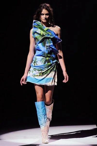 Look 10